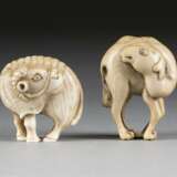 ZWEI NETSUKE IN FORM EINES KAMELS UND EINES STEINBOCKS - photo 1