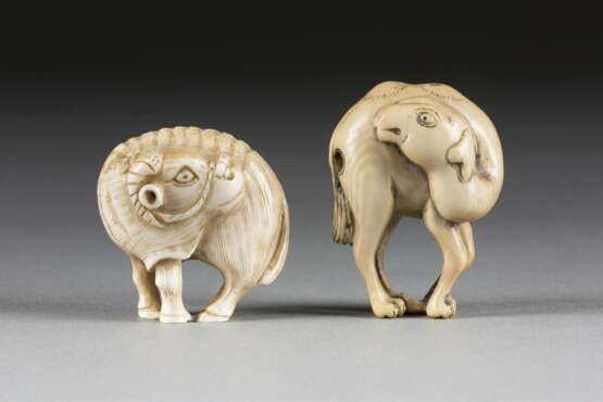 ZWEI NETSUKE IN FORM EINES KAMELS UND EINES STEINBOCKS - photo 1