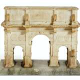 A CARVED ALABASTER MODEL OF THE ARCH OF CONSTANTINE - Foto 1