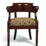 TWO FRENCH MAHOGANY AND ORMOLU-MOUNTED FAUTEUILS - Foto 2