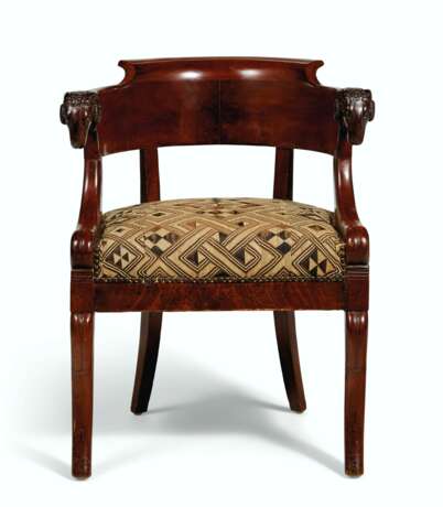 TWO FRENCH MAHOGANY AND ORMOLU-MOUNTED FAUTEUILS - Foto 2