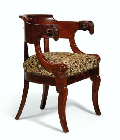 TWO FRENCH MAHOGANY AND ORMOLU-MOUNTED FAUTEUILS - Foto 3