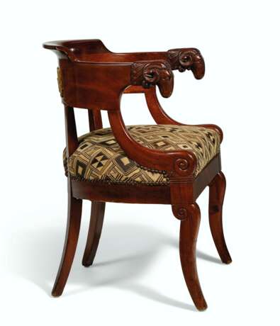 TWO FRENCH MAHOGANY AND ORMOLU-MOUNTED FAUTEUILS - Foto 4