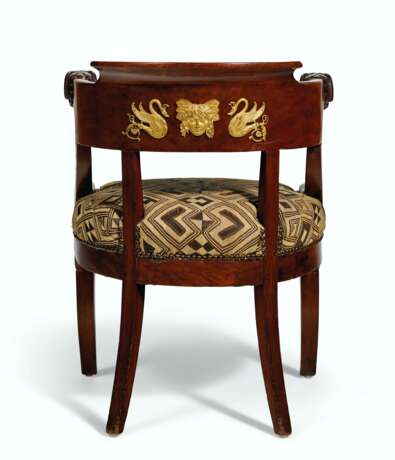 TWO FRENCH MAHOGANY AND ORMOLU-MOUNTED FAUTEUILS - Foto 5