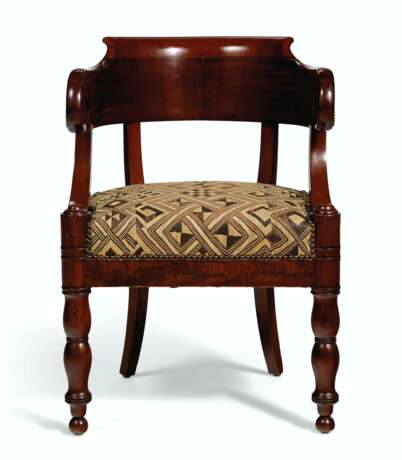 TWO FRENCH MAHOGANY AND ORMOLU-MOUNTED FAUTEUILS - Foto 6