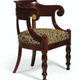 TWO FRENCH MAHOGANY AND ORMOLU-MOUNTED FAUTEUILS - Foto 7