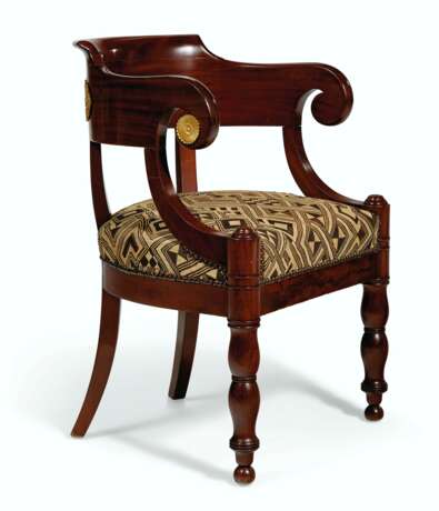 TWO FRENCH MAHOGANY AND ORMOLU-MOUNTED FAUTEUILS - Foto 7