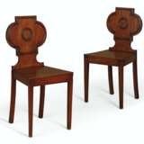 A MATCHED PAIR OF REGENCY MAHOGANY HALL CHAIRS - Foto 1