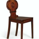A MATCHED PAIR OF REGENCY MAHOGANY HALL CHAIRS - Foto 3