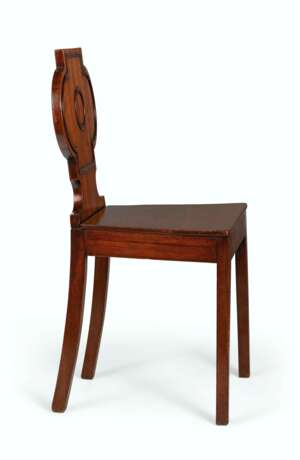A MATCHED PAIR OF REGENCY MAHOGANY HALL CHAIRS - Foto 4