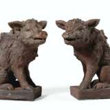 A PAIR OF TERRACOTTA FIGURES OF BOARS - Foto 1