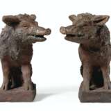 A PAIR OF TERRACOTTA FIGURES OF BOARS - Foto 2