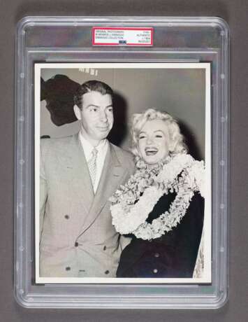 Marilyn Monroe and Joe DiMaggio "Flowers Around Neck" Photog... - photo 1