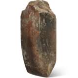 A LARGE MOTTLED GREY AND BROWN STONE ADZE - Foto 1