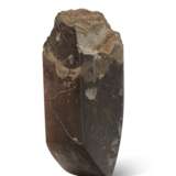 A LARGE MOTTLED GREY AND BROWN STONE ADZE - Foto 2