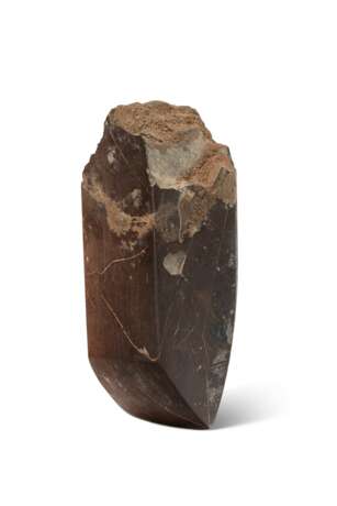 A LARGE MOTTLED GREY AND BROWN STONE ADZE - Foto 2