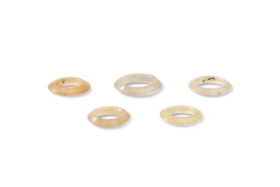 FIVE SMALL AGATE RINGS - фото 3