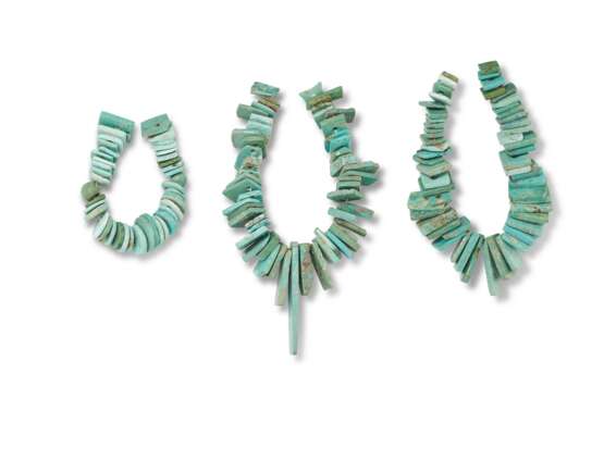AN ASSORTMENT OF TURQUOISE AND MALACHITE BEADS - photo 1