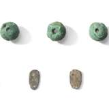 AN ASSORTMENT OF TURQUOISE AND MALACHITE BEADS - фото 3