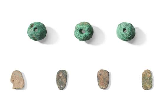 AN ASSORTMENT OF TURQUOISE AND MALACHITE BEADS - photo 3