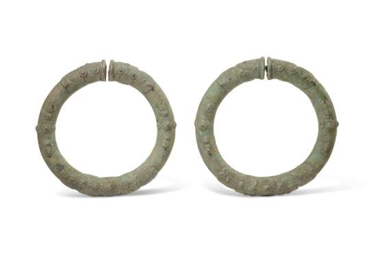 A PAIR OF LARGE BRONZE BANGLES OR ARMLETS - Foto 1