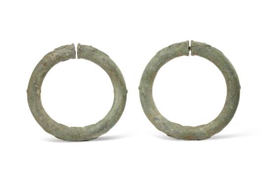 A PAIR OF LARGE BRONZE BANGLES OR ARMLETS - Foto 2