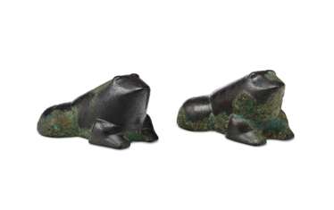 A PAIR OF BRONZE FROG-FORM WEIGHTS