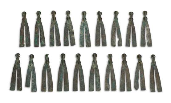 A GROUP OF THIRTY-FOUR BRONZE V-SHAPED HARNESS ORNAMENTS - фото 2