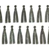 A GROUP OF THIRTY-FOUR BRONZE V-SHAPED HARNESS ORNAMENTS - Foto 3