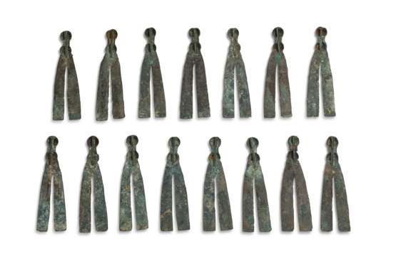 A GROUP OF THIRTY-FOUR BRONZE V-SHAPED HARNESS ORNAMENTS - фото 3