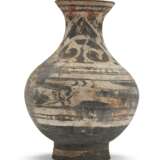 A PAINTED POTTERY JAR - Foto 2