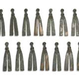 A GROUP OF THIRTY-FOUR BRONZE V-SHAPED HARNESS ORNAMENTS - Foto 4