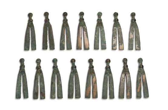 A GROUP OF THIRTY-FOUR BRONZE V-SHAPED HARNESS ORNAMENTS - фото 4