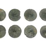 A GROUP OF THIRTY-FOUR BRONZE V-SHAPED HARNESS ORNAMENTS - Foto 5