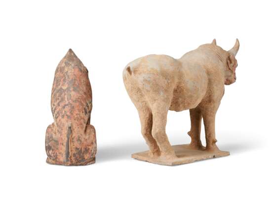 TWO PAINTED POTTERY FIGURES OF ANIMALS - Foto 2