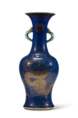 A GILT-DECORATED BLUE-GROUND BALUSTER VASE - фото 2