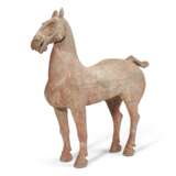 A LARGE PAINTED POTTERY FIGURE OF A HORSE - фото 1