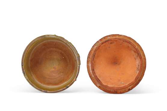 A GREEN-GLAZED POTTERY CYLINDRICAL 'HILL' CENSER AND COVER - фото 3