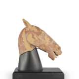 A PAINTED POTTERY HEAD OF A HORSE - Foto 1