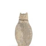 A GREY POTTERY OWL-FORM VESSEL AND COVER - фото 1