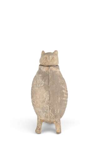 A GREY POTTERY OWL-FORM VESSEL AND COVER - Foto 1