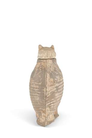 A GREY POTTERY OWL-FORM VESSEL AND COVER - фото 2