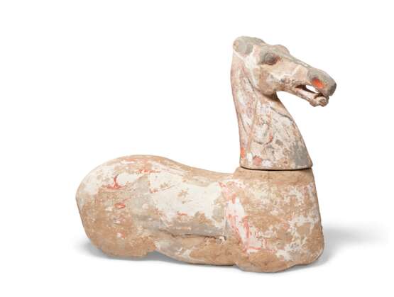 A PAINTED POTTERY FIGURE OF A HORSE - photo 2