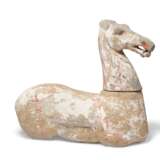 A PAINTED POTTERY FIGURE OF A HORSE - photo 2