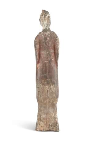 A GREY POTTERY FIGURE OF AN OFFICIAL - photo 2