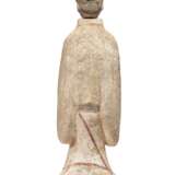 A LARGE PAINTED POTTERY FIGURE OF AN ATTENDANT - photo 2