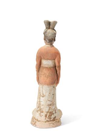 A PAINTED POTTERY FIGURE OF AN OFFICIAL - Foto 2