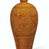 A CARVED AMBER-GLAZED VASE, MEIPING - фото 1