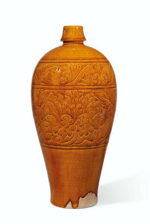 A CARVED AMBER-GLAZED VASE, MEIPING - photo 1