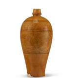 A CARVED AMBER-GLAZED VASE, MEIPING - фото 2